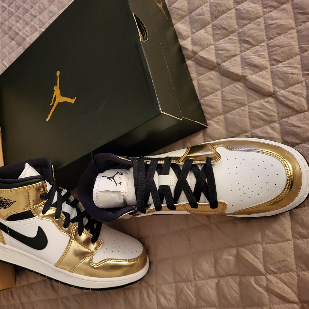 AIR JORDAN 1 metallic gold and white (LIKE NEW, WORN ONCE)